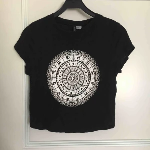  - T-shirt med tryck från hm. Frakt ingår i priset.