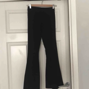 - Sköna yogapants från Ginatricot. Helt svarta byxor som ör utsvängda ner till. Köparen står för frakt:)