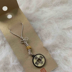  - hängsmycke, finns i Odenplan Stockholm, 10kr för porto.