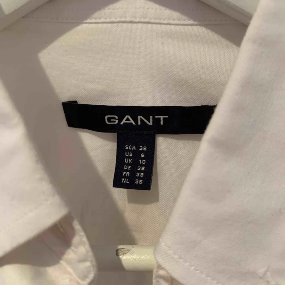 Snygg, enkel, vit gantskjorta. Skönt material, sparsamt använd ❣️✨   Priset inkluderar ej frakt. . Skjortor.