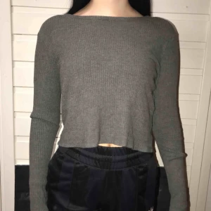  - Grå räfflad långärmad tröja, bra skick och vääärldens skönaste! bud tas! Kan mötas mellan Bålsta-T-centralen. Annars står du för frakt!