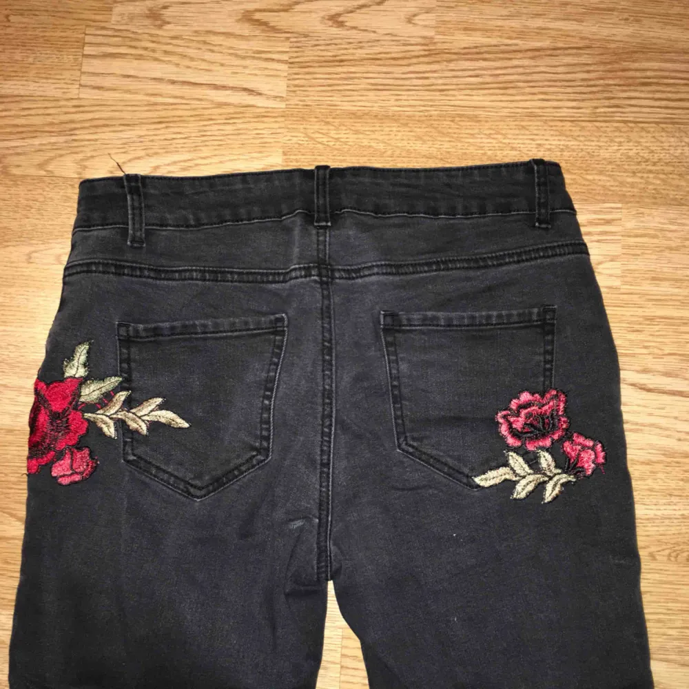 Superfina jeans med blommor.  . Jeans & Byxor.