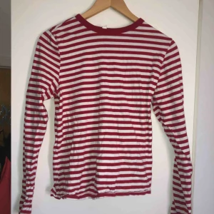  - Långaärmad randig tröja från H&M i strl S, är dock stor i storleken så hade sagt M. Inga defekter. Kan mötas i Ängelholm. Annars tillkommer frakt. 