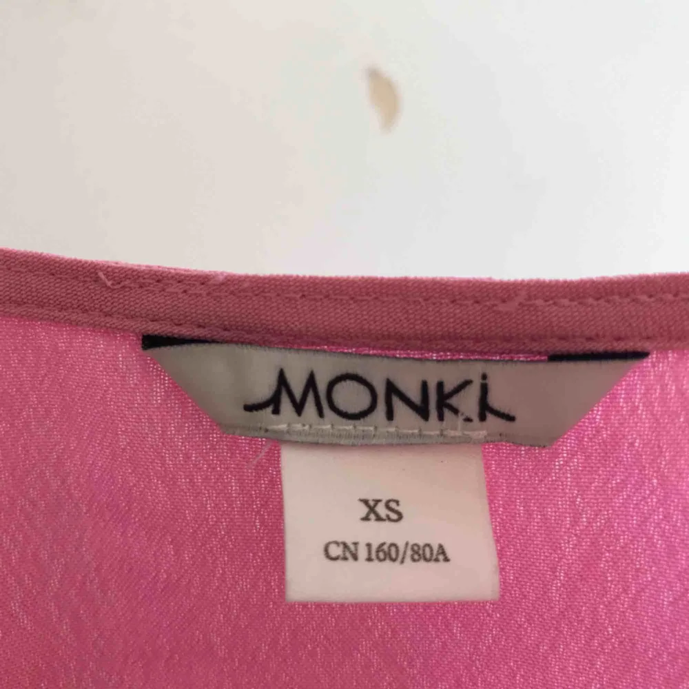 Sjukt fin rosa klänning från Monki. Helt oanvänd! Säljer pga för liten tyvärr. Kan mötas upp i Uppsala, men annars står köparen för frakten.. Klänningar.
