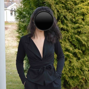  - Svart blus i bra skick. Frakt tillkommer. 