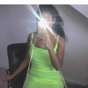  - Skitsnygg neongrön/gul klänning. Den va i storlek 42 så har sytt in den så den passar mig som är XS men kan sprätta upp det om man vill. Den passar i nuläget XS-M/L skulle jag säga då den är superstretchig