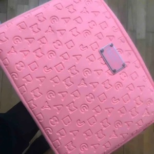  - Äkta Marc Jacobs dator fodral knappt använt fodralet så väldigt bra skick. Köptes på NK går att diskutera pris vid snabb affär. 