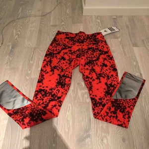  - Oanvända löpartights (kompression) från Adidas. Reflexer vid benslut på baksidan. 