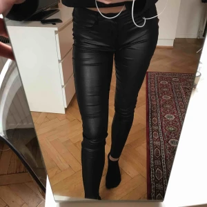  - Svarta byxor i storlek S i skinnimitation från Vila, normalhög midja. Frakt tillkommer :)