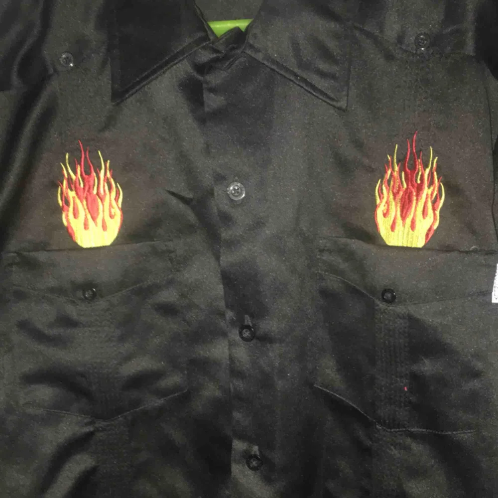 Supercool skjorta med eldflammor vid fickorna! Väldigt stor och oversized, med en cool ribbad detalj. Bra skick, frakt tillkommer.. Skjortor.