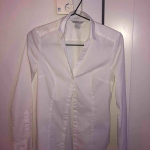  - Kropps sydd vit basic skjorta från hm. Använd 1 gång. Inga fläckar mm. Frakt ingår i priset :)