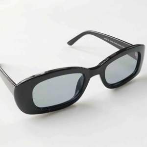 Svarta solglasögon från Asos. Orginalpris 165kr. Jag säljer dom för 60kr. Använda 2-3 gånger. 