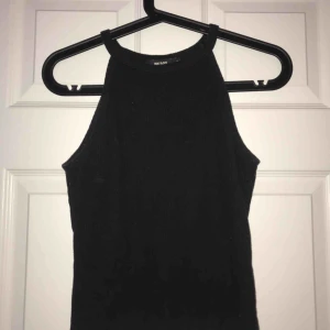  - Svart linne från bikbok, möts upp i Uppsala eller så står köparen för frakten:)