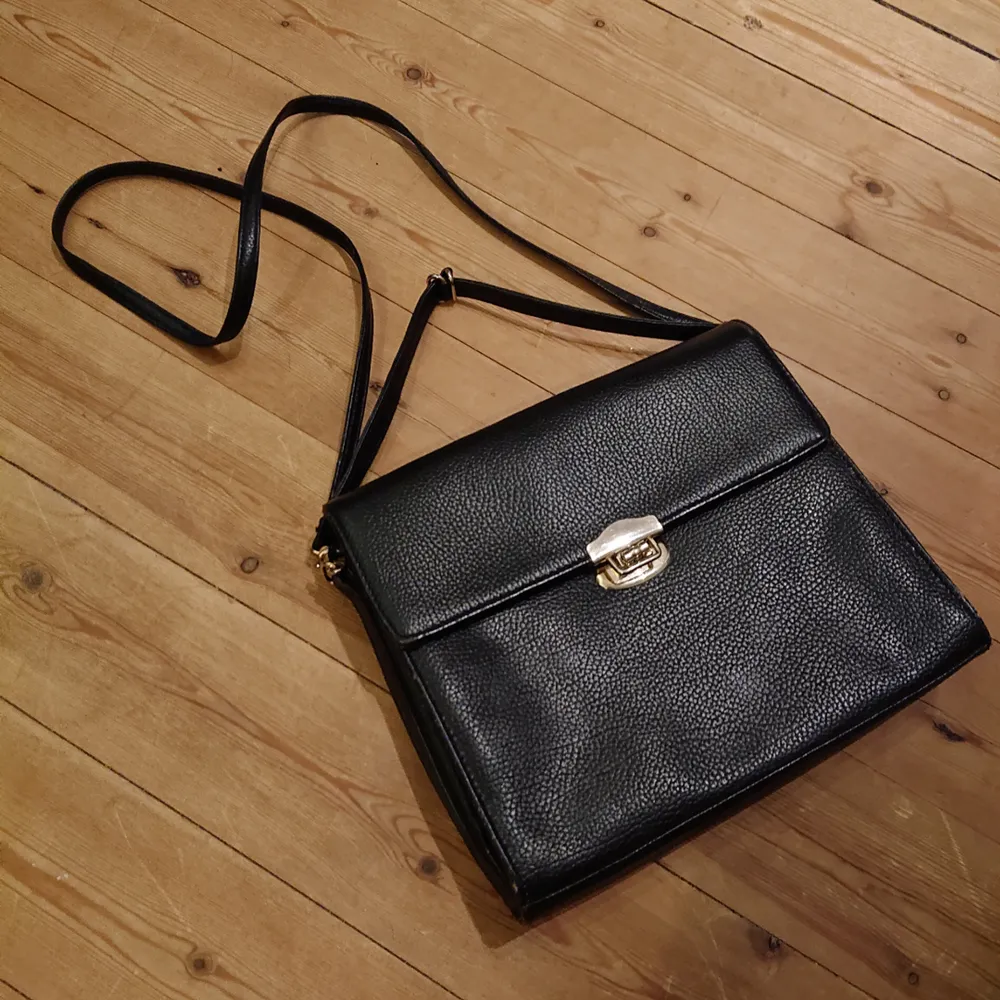 Vintage svart väska med silverdetaljer i fint skick! Någorlunda liten och smalt boxig i modellen, rymmer trots det ganska mycket! . Väskor.