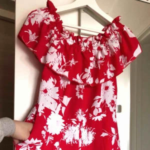  - Passar både 34 och 36! Somrig playsuit från NewYorker, använd 1 gång endast. 