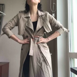  - Klassisk och stilren trench perfekt i vår! Bjuder på frakten eller möter upp i centrala Gbg! 