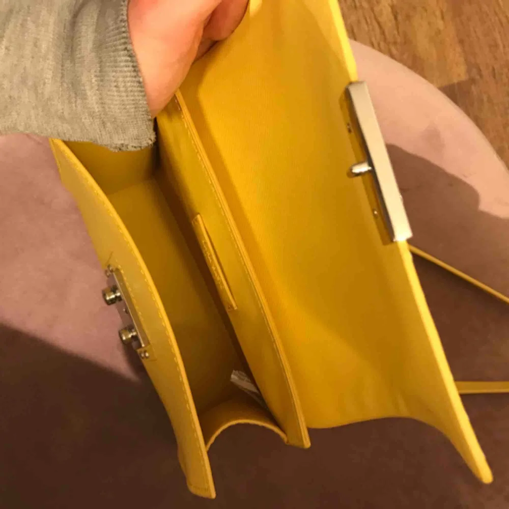 Fin gul liten handväska från Zara.. Väskor.