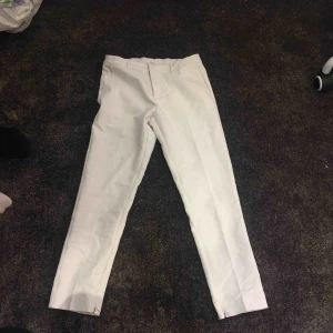  - Ett par vita kostymbyxor! öparen betalar frakten :) betalas med swish