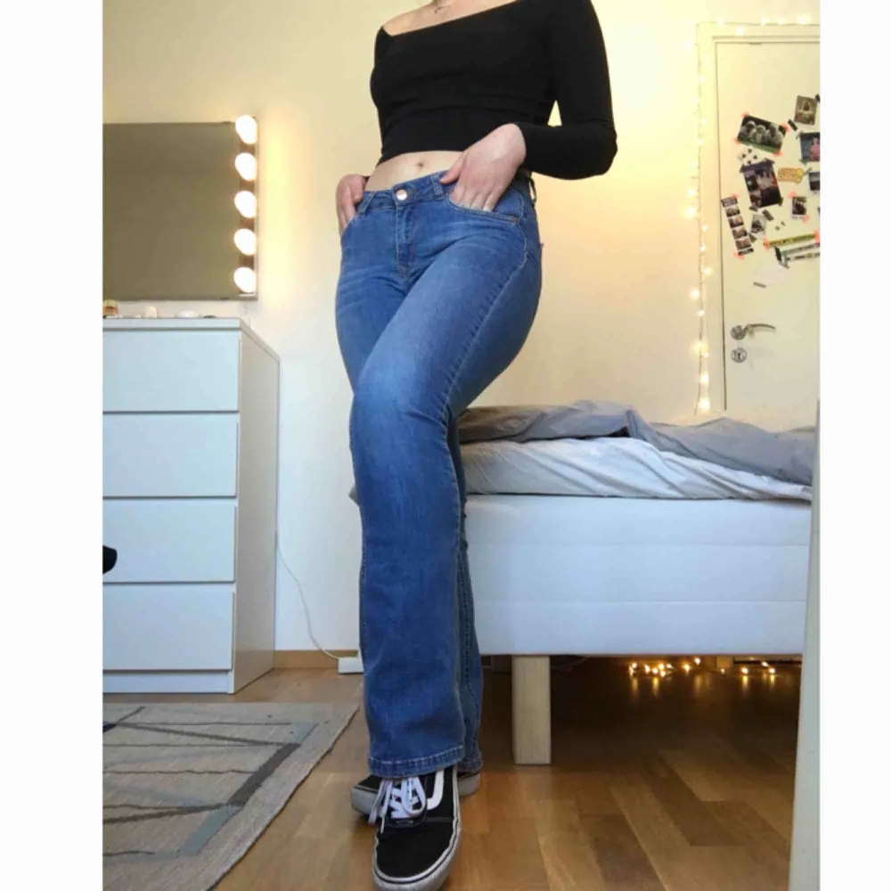 Blåa och sköna bootcut jeans💙💦🤠  Stretchiga = passar olika kroppstyper! Jag själva är en storlek M eller 38 i byxor och de passar perfekt! Säljer pga överflöd av byxor haha. . Jeans & Byxor.