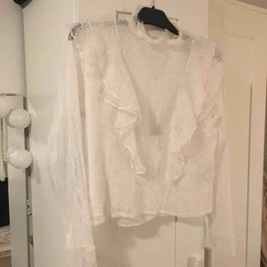  - En vit blus i spets med volangränder. Blusen är i storlek 36 och kommer från H&M. Använd fåtal gånger så i nyskick!  Kontakt: 0732500530(nås på sms) Teamarkholm@gmail.com  Köparen står för frakten !