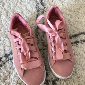  - Super fina skor som passar perfekt nu till vår och sommaren! Jäääätte fint skick! 🥰 Köparen står för frakt!  Kan mötas upp i Hbg. 