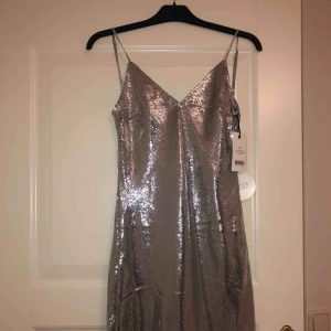  - Säljer min Linn Ahlborg fest klänning då den inte passar min kroppsform storlek 36 och aldrig använd! Köpare står för frakt 