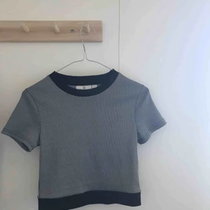  - Fin tröja i kortare modell! Knappt använd. Swish 