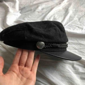  - Säljer denna keps/hatt från H&M. Den är lite dammig på bilderna, men annars i bra skick. Köparen står för frakten, 55kr