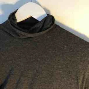  - Mörkgrå tunnare polotröja från ASOS.