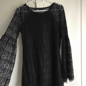  - Svart spetsklänning med vida ärmar. Knappt använd. Passar även storlek S.  Köparen står för frakt ;)
