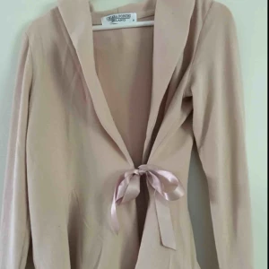  - Oanvänd kofta från Chiara Forthi i storlek M. Möts upp i Haninge eller skickas mot fraktkostnad.