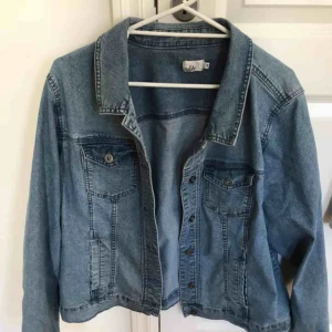  - Blå jeansjacka i fint skick! ❣️