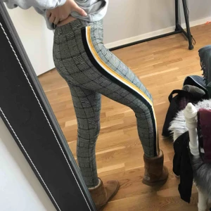  - Super fina, nästan oanvända, rutiga byxor/tights med ränder på sidorna. Skulle säga att dom passar på en liten XS. Fraktkostnad tillkommer.