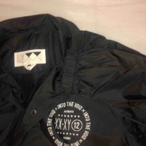  - Väldigt tunn jacka från Junk yard. Har inte alls använt den. 