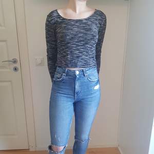 Crop top i stl M. Skönt material och nästan oanvänd. Svart/mörkblå färg.