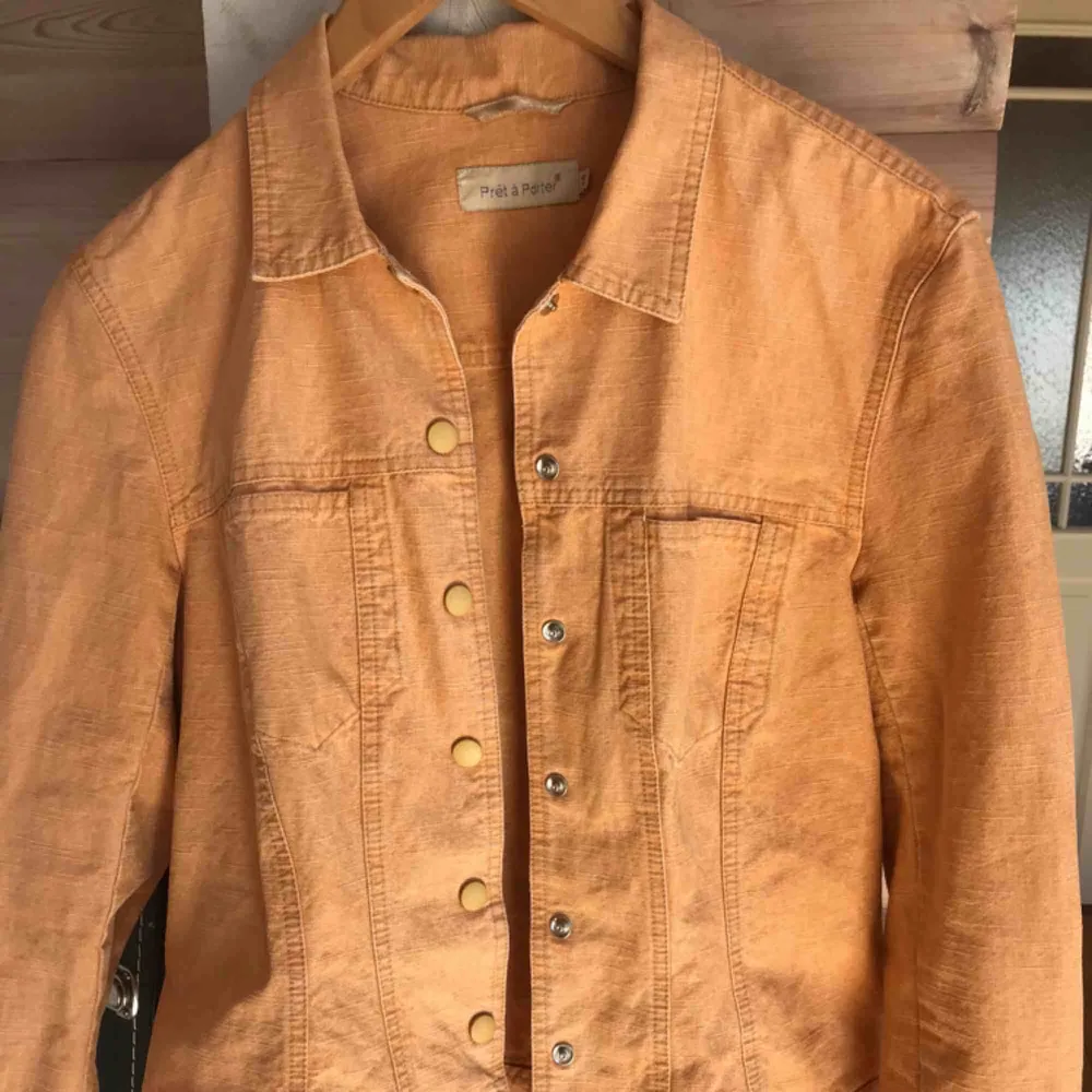 Superfin orange jeansjacka perfekt till våren. Köpt på en secondhandbutik men kom aldrig till användning.   Köparen står för frakt (:. Jackor.