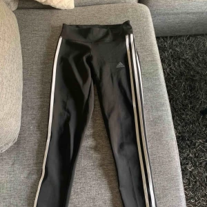  - Svarta träningstights från adidas. Säljer för att dom är för små för mig. 
