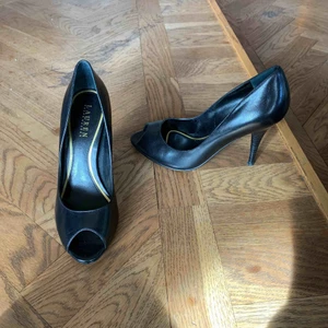  - Ralph Lauren pumps med öppen tå, svarta, aldrig använda, köpta i NY