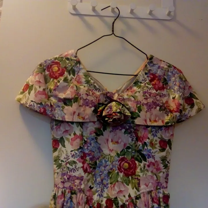 Riktigt fin vintageklänning i blommönster som jag inte har användning för. Passar kanske till någon som ska på bal? 💃💃. Klänningar.