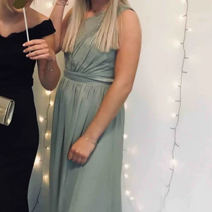  - Mintgrön balklänning endast använd en kväll därav nyskick. Köpt på ASOS. Passar mig som är 1.67 cm men passar upp till 1.70 cm.