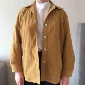  - Fräck skjorta i senapsgult sammetsliknande tyg. 
