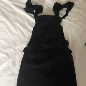  - Säljer min superfina och UNIKA förklädesklänning från Mango. Så fin att ha med en långärmad under nu till våren/sommaren. Köpte sista ex. för 2-3 år sedan och har använt den 2 gånger, som ny och går inte att hitta längre