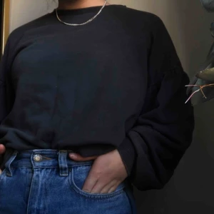  - Oversized mörkgrå sweatshirt med ”balloon” armar, som passar XS - L Köpt från H&M sen 2 år tillbaka, använd några enstaka gånger! ✨