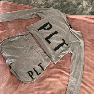  - Ny pyjamas ifrån Prettylittlething, sitter jätte fint på men aldrig kommit till användning.