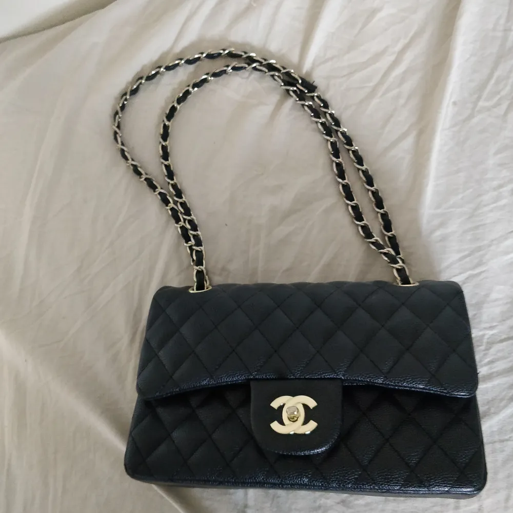 Chanel inspirerad väska, identisk som originalet. 💖 Superbra kvalitet, fråga gärna för fler bilder ✨. Väskor.