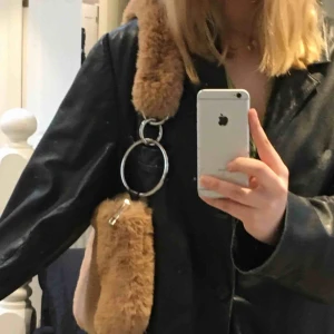  - Rymlig väska i supermysigt material! Köpt här på plick men kom tyvärr inte till användning💖 frakt ingår inte i priset☺️