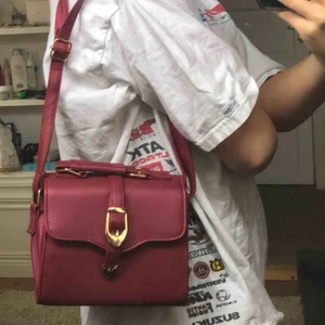  - Mörk röd axelväska man kan ändra banden på, 