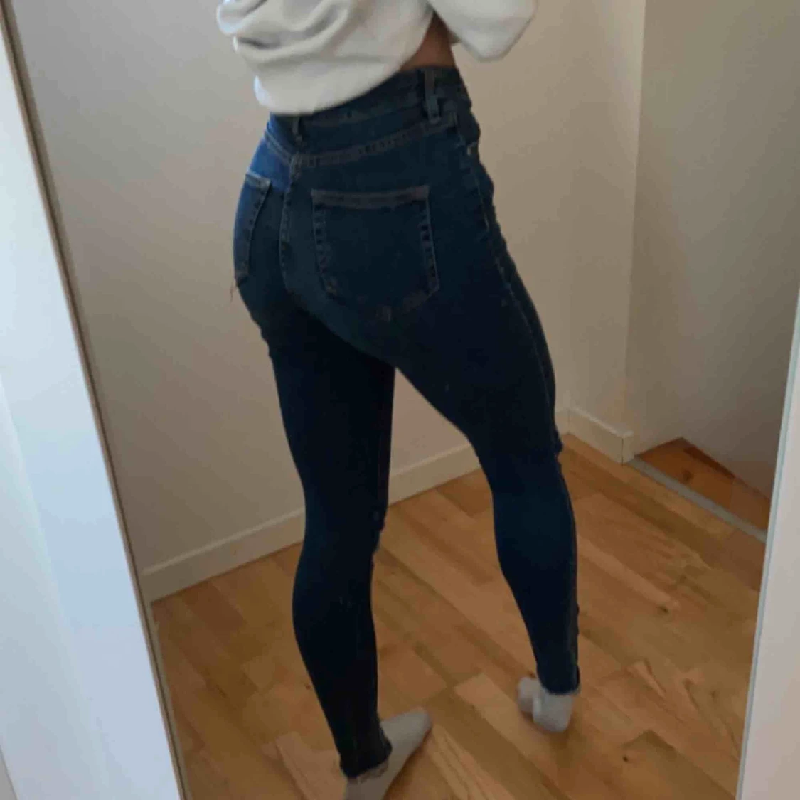 Blåa jeans med hål - 91