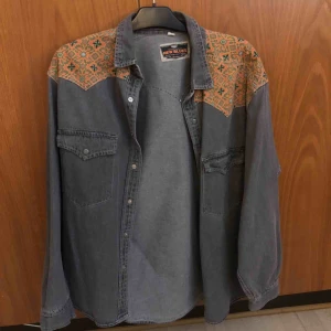  - Snygg grå jacka med detaljer på axlarna. För står för mig. Lite sliten men inget anmärkningsbart. 150kr inkl frakt. 