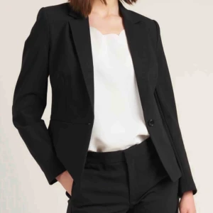  - En superfin kavaj från H&M, lite liten på mig, frakten ingår i priset, hör gärna av er för fler frågor🥰